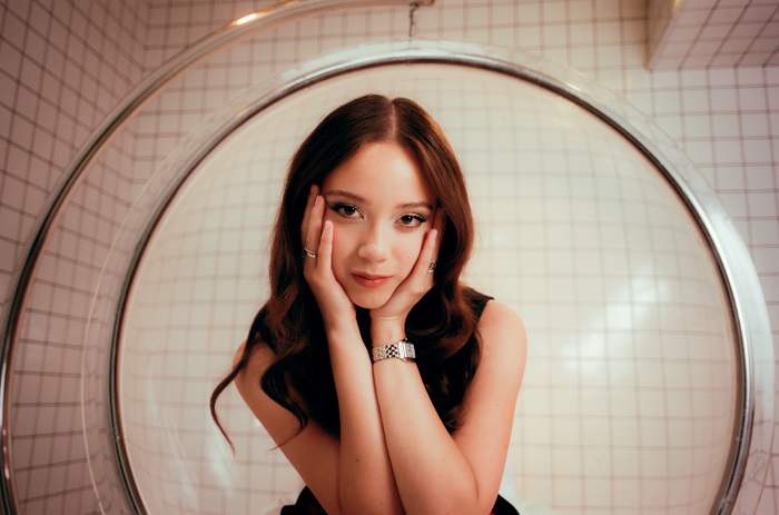 冰岛籍中冰混血唱作人和多乐器演奏家Laufey(林冰)2021-2024年发行专辑、现场辑、EP、单曲合集[无损FLAC/2.85GB]百度云盘打包下载