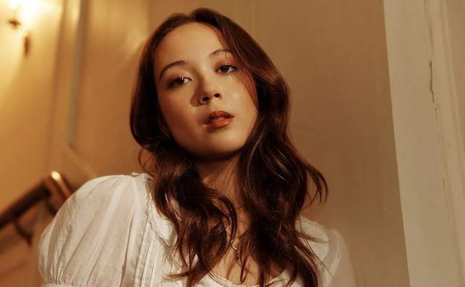 冰岛籍中冰混血唱作人和多乐器演奏家Laufey(林冰)2021-2024年发行专辑、现场辑、EP、单曲合集[无损FLAC/2.85GB]百度云盘打包下载